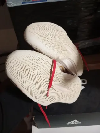 Scarpe da ginnastica rosse e oro