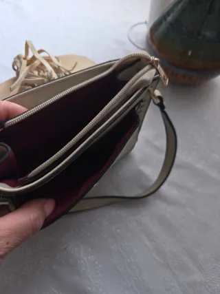 Bolso pequeño beige con tachuelas y flecos