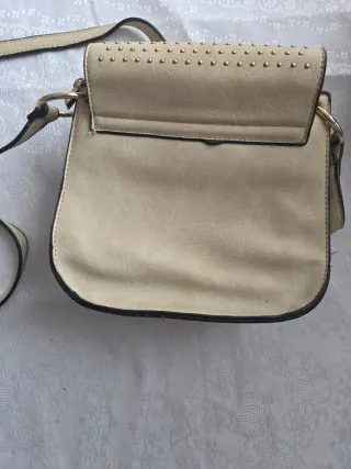 Bolso pequeño beige con tachuelas y flecos