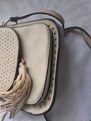 Bolso pequeño beige con tachuelas y flecos