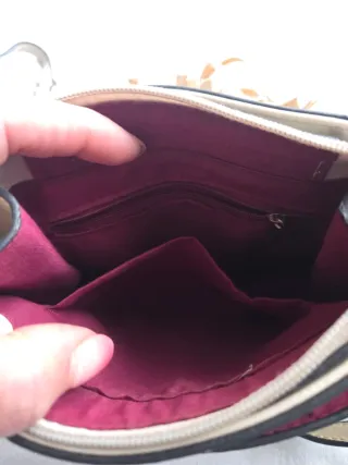 Bolso pequeño beige con tachuelas y flecos