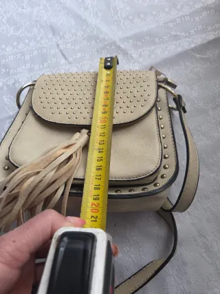 Bolso pequeño beige con tachuelas y flecos