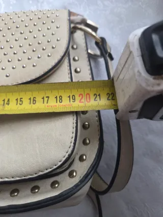 Bolso pequeño beige con tachuelas y flecos