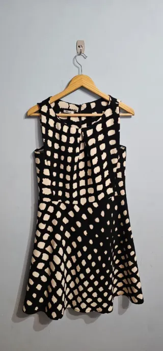 Vestido negro y blanco con estampado