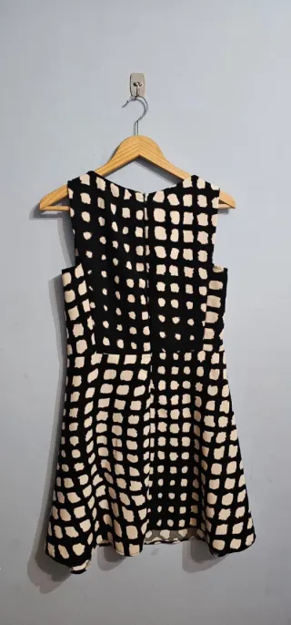 Vestido negro y blanco con estampado