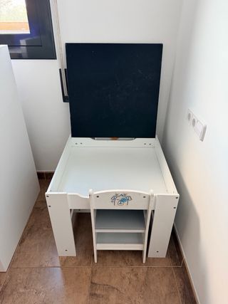 Mesa infantil con 2 sillas