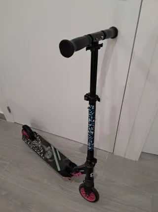 Patinete infantil negro y rosa