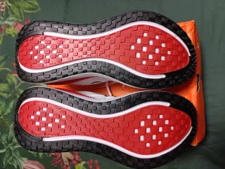 Zapatillas Nike Vomero Plus Blancas y Rojas