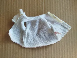 Vestido blanco para muñeca Barriguitas de Famosa