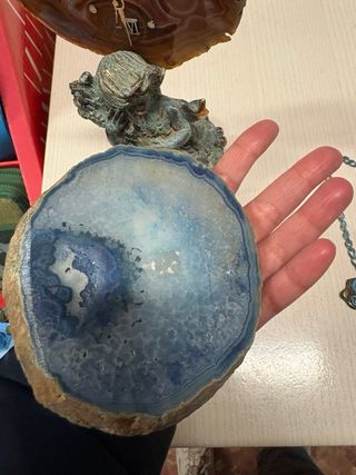 Ángel de bronce sobre piedra