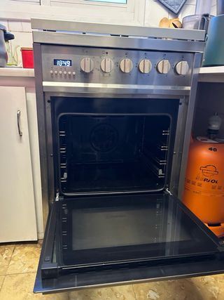Cocina a gas con horno incorporado.Perfecto estado