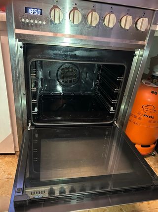 Cocina a gas con horno incorporado.Perfecto estado