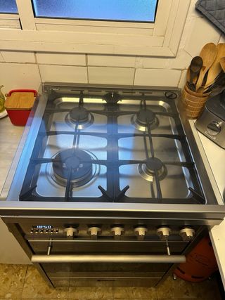 Cocina a gas con horno incorporado.Perfecto estado