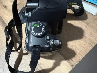 Nikon D3000 + 18-55mm VR + trípode aluminio