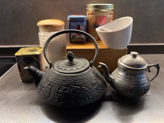 Tetera de hierro fundido decorada