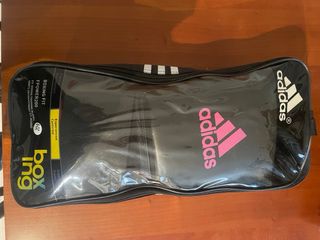 Guantes de boxeo Adidas negros y rosas
