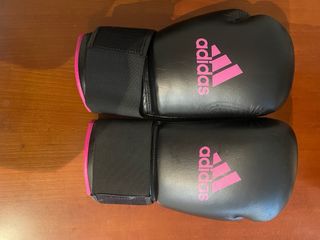 Guantes de boxeo Adidas negros y rosas