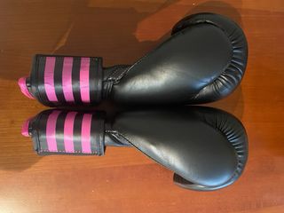 Guantes de boxeo Adidas negros y rosas