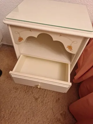 Mesita de noche de madera maciza