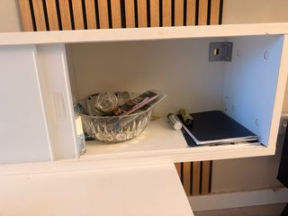 Mueble de entrada blanco y madera