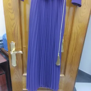 Elegante vestido morado con cinturón floral