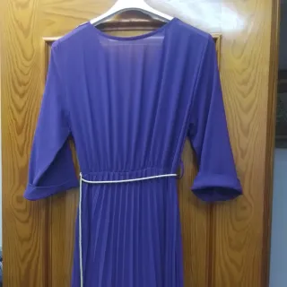 Elegante vestido morado con cinturón floral
