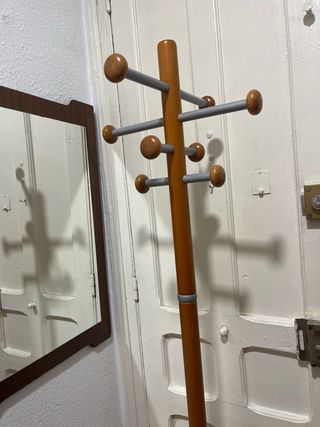 Perchero de madera y metal