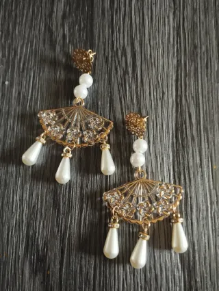 Pendientes flamenca diseño oro y perlas.