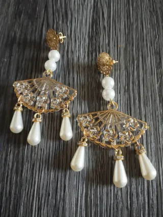 Pendientes flamenca diseño oro y perlas.