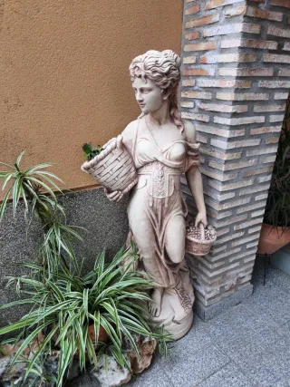 Escultura mujer con cestas jardín