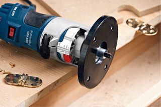 Fresadora Bosch GKF 600 + Bandeja Angular