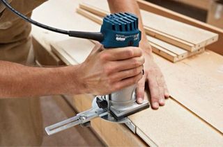 Fresadora Bosch GKF 600 + Bandeja Angular