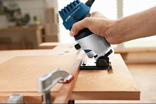 Fresadora Bosch GKF 600 + Bandeja Angular