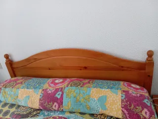 Cabecero de cama de madera, mesitas noche y cómoda