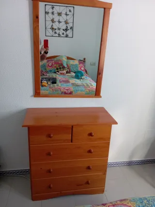 Cabecero de cama de madera, mesitas noche y cómoda