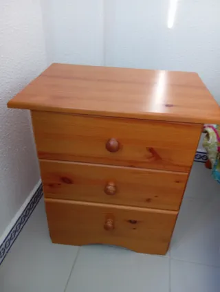 Cabecero de cama de madera, mesitas noche y cómoda