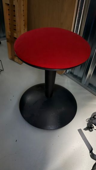 Taburete alto rojo y negro