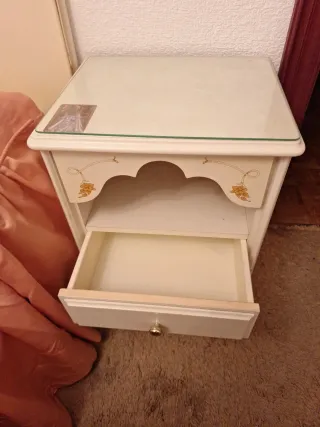 Mesita de noche blanca con detalles dorados