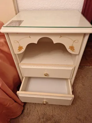 Mesita de noche blanca con detalles dorados