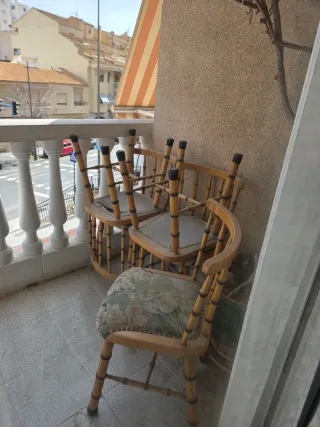 REGALO Mesa redonda y 4 sillas