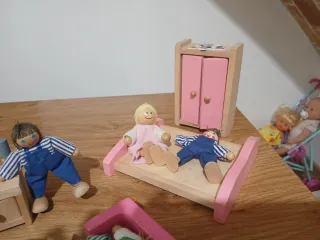 Casita de madera con muñecos MONTESSORI