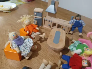 Casita de madera con muñecos MONTESSORI