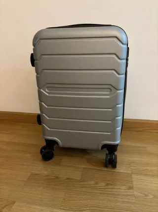 Carry on. Maleta de cabina plateada.
