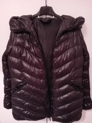 Piumino nero con cappuccio