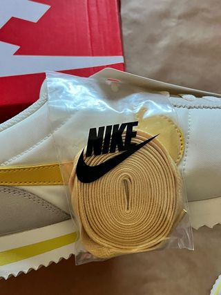 Zapatillas Nike Cortez Blancas y Amarillas