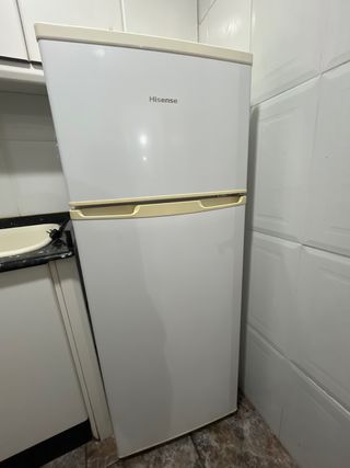 Frigorífico Hisense Blanca con congelador.