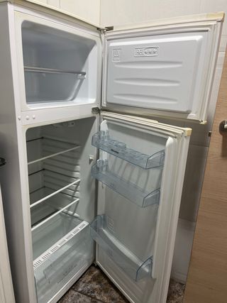 Frigorífico Hisense Blanca con congelador.