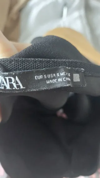 Top negro Zara escote corazón