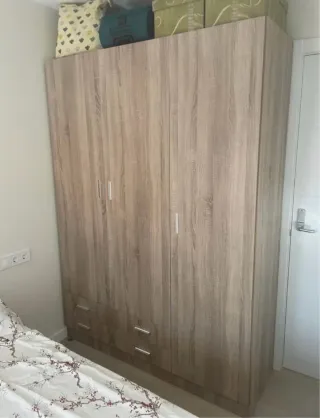 Armario de madera con cajones