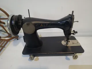 Máquina de coser Alfa antigua